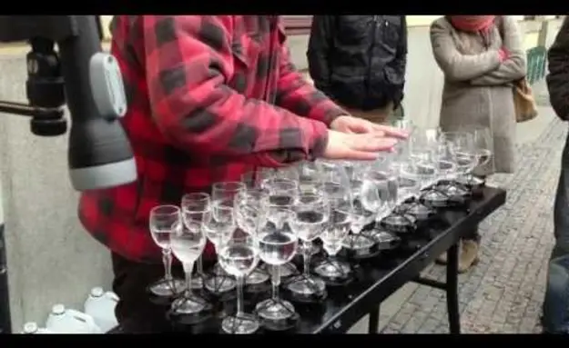 Street Artist Plays Hallelujah With Glasses